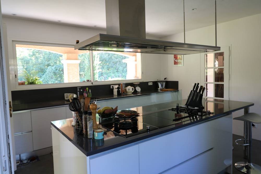Rénovation globale d'une cuisine dans une villa des années 70 à Fuveau (13).